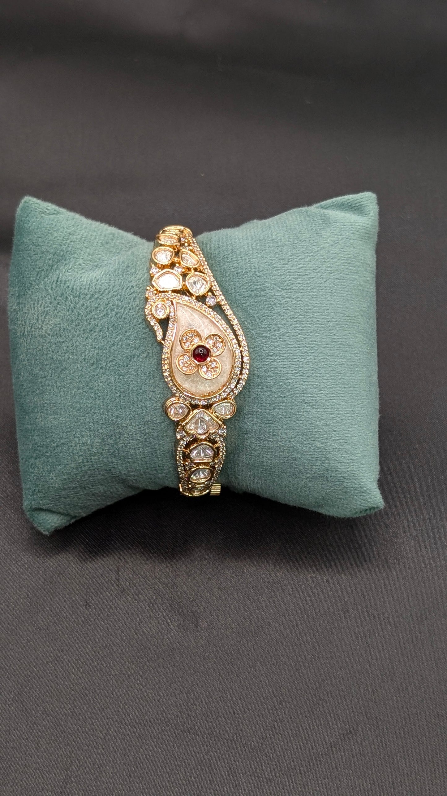Diya Mother of Pearl Kundan Bracelet